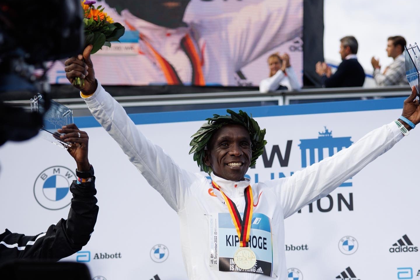 Pelari Maraton Kipchoge Catat Masa 2:01:09 – Pecah Rekod Dunia Milik Sendiri