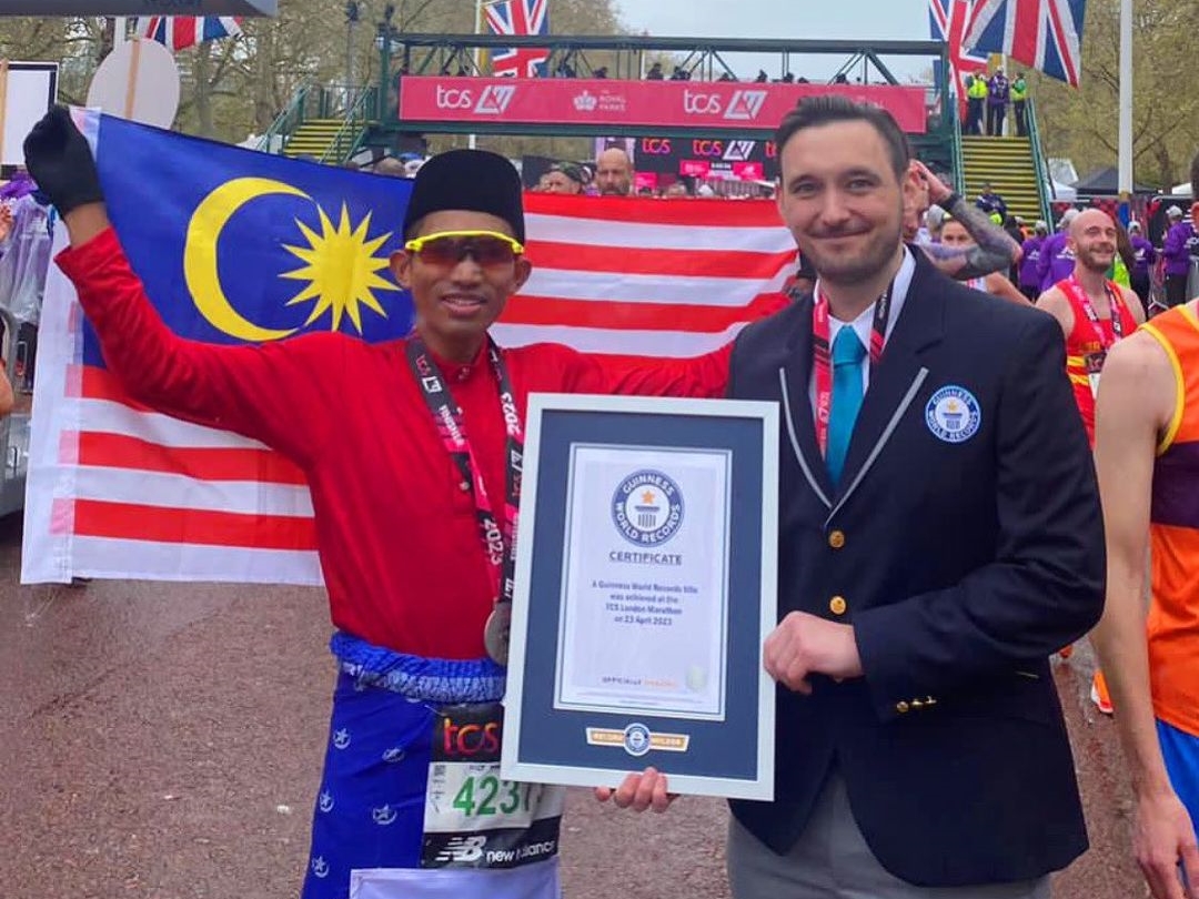 London Marathon: Edan Syah Catat Masa 2:49:22 Sambil Berbaju Melayu – Rekod Dunia Baharu