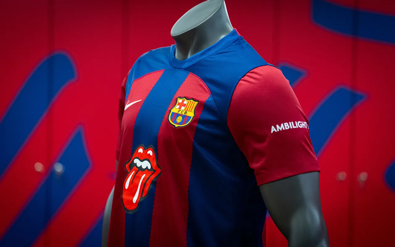 Logo Rolling Stones Hiasi Jersi Barcelona Semasa El Clásico
