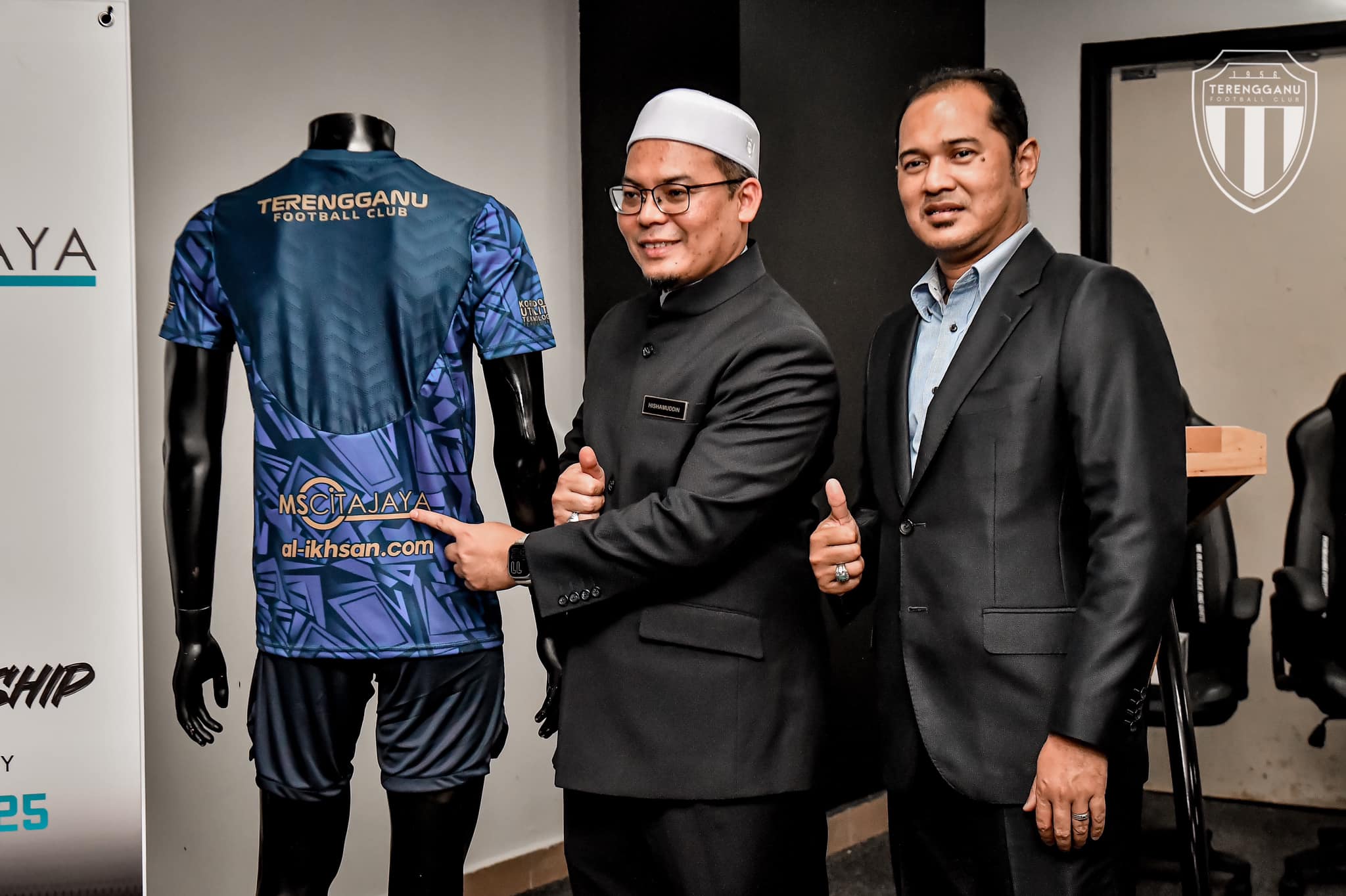 Logo Syarikat Pembinaan Hiasi Belakang Jersi Latihan Terengganu FC