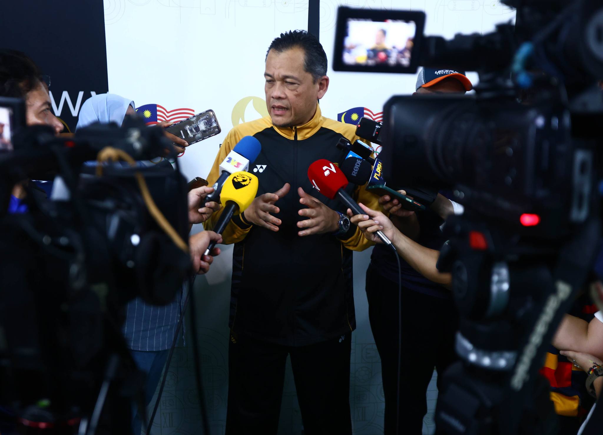 Kontinjen Malaysia Gayakan Busana Rekaan Rizman Ruzaini Pada Upacara Pembukaan Sukan Olimpik 2024