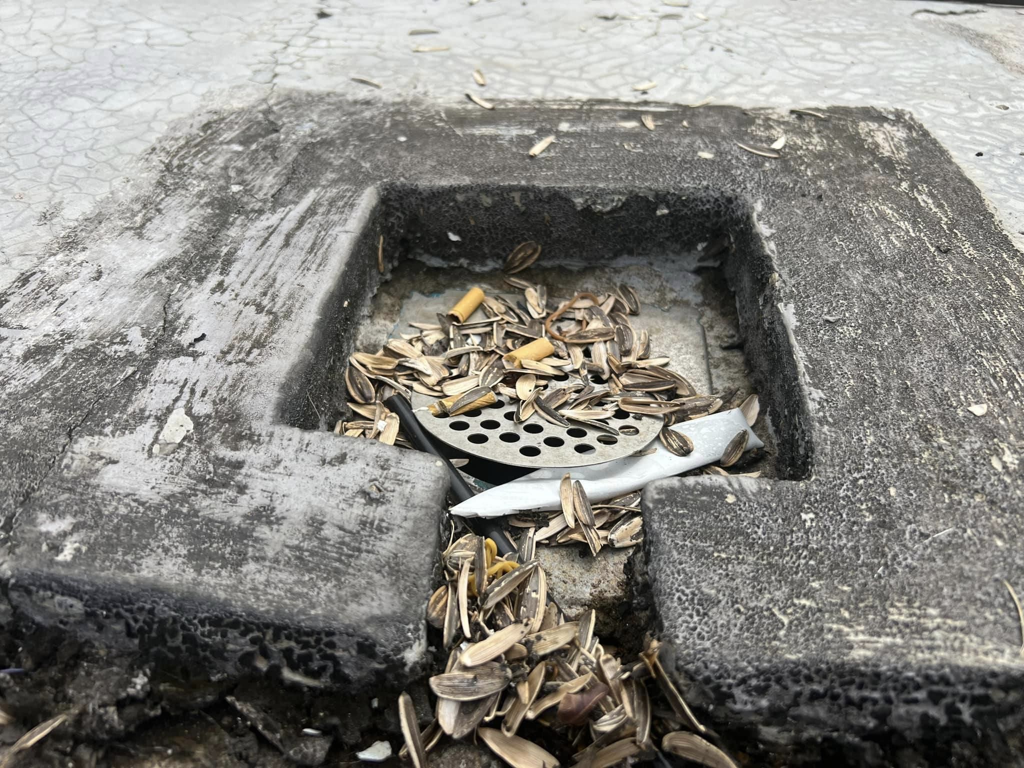 Kulit Kuaci Punca Saluran Air SSMZA Tersumbat