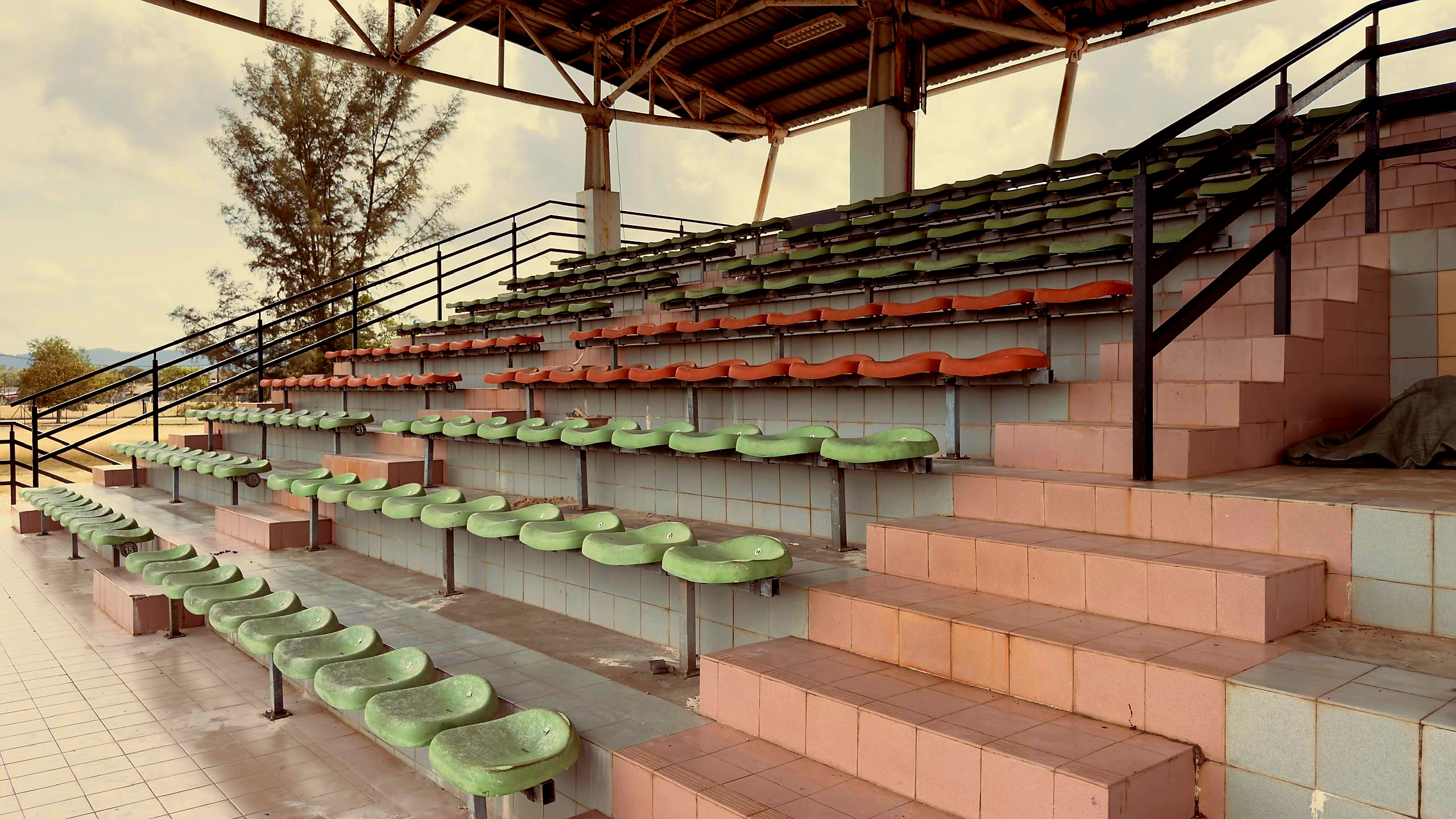 Kerusi Terpakai SSA Siap Dipasang Di ‘Grandstand’ Stadium Mini Kerteh