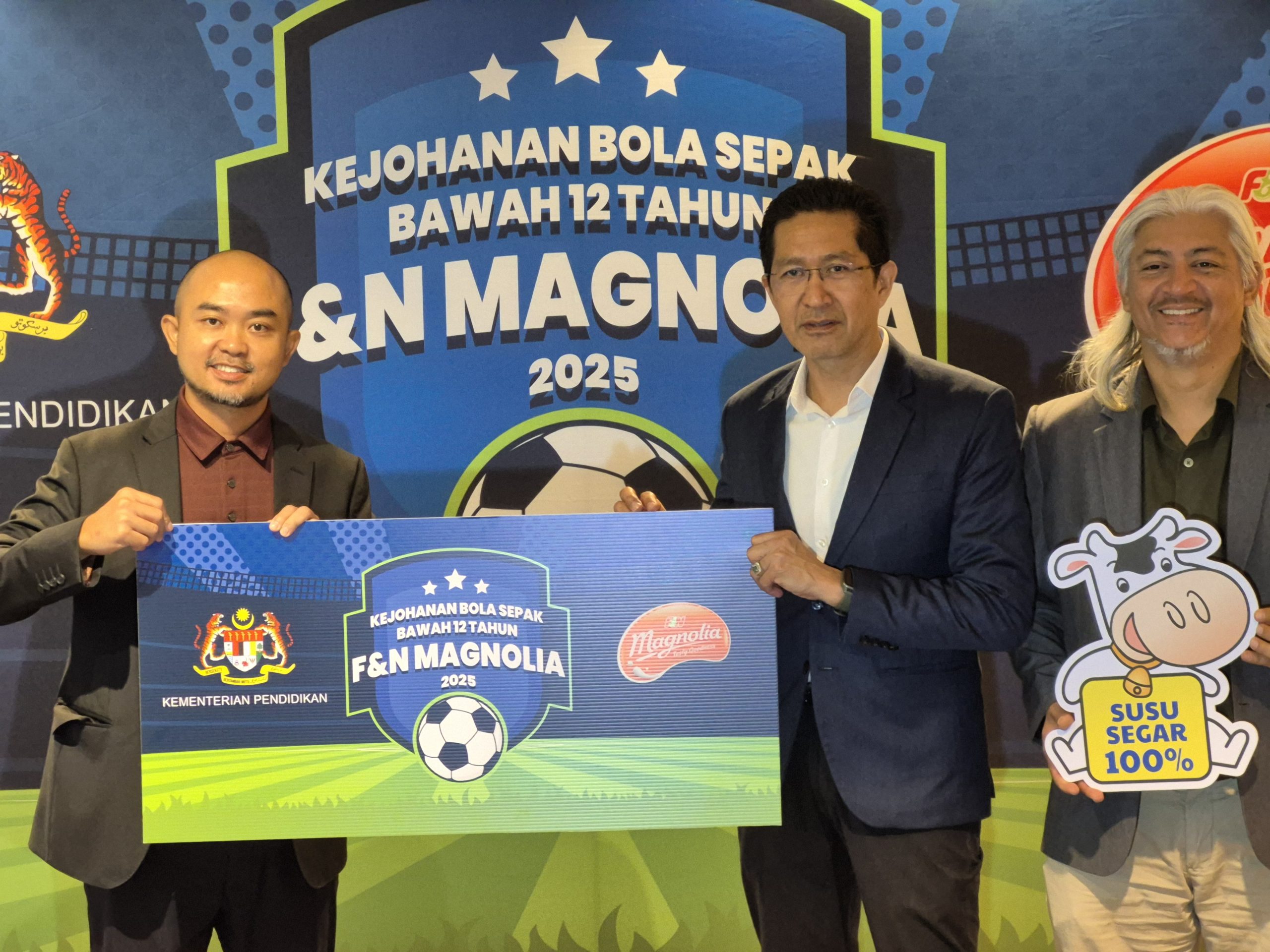 16 Sekolah Rebut Piala Kejohanan Bola Sepak B12 F&N Magnolia