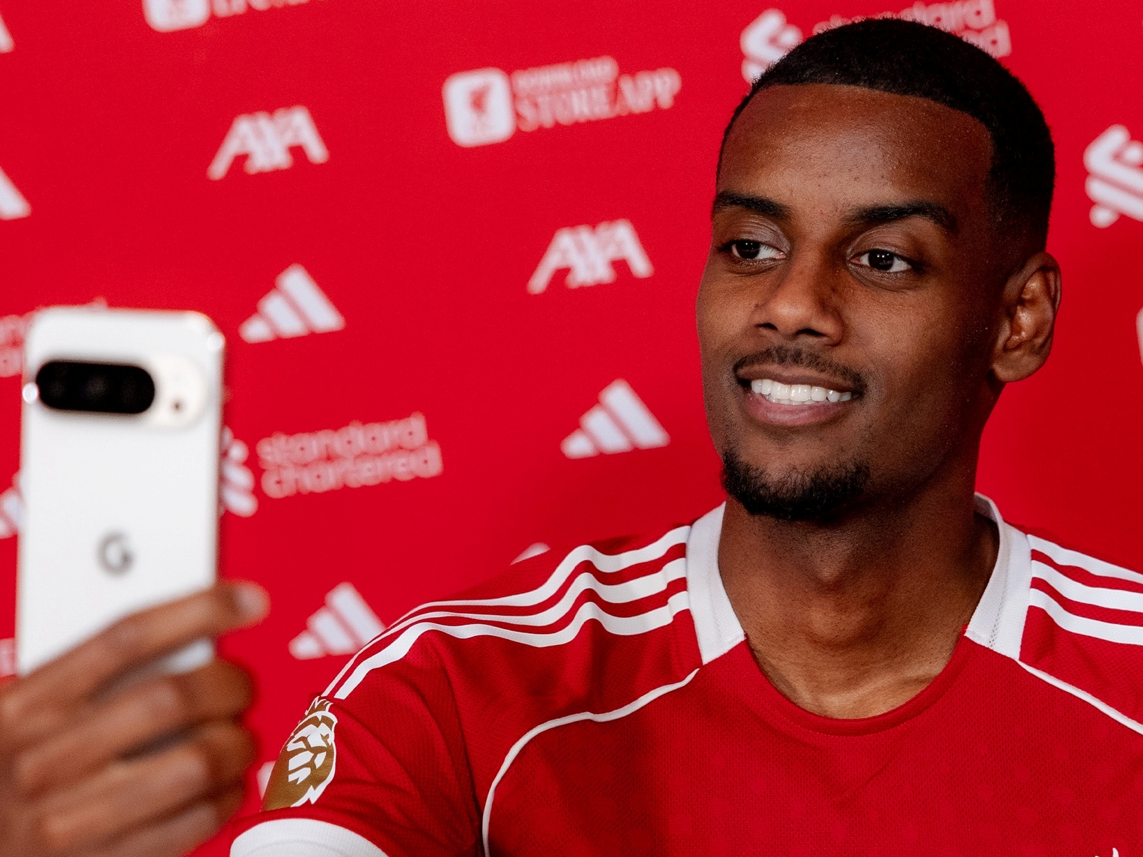 Isak Kini Milik Liverpool