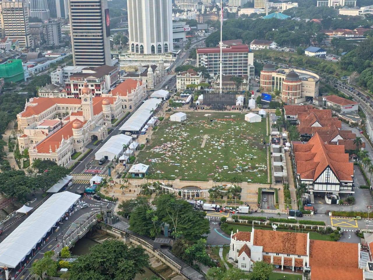 DBKL Sedih, Hannah Kecewa Dataran Merdeka Penuh Sampah Selepas Tayangan Piala Dunia